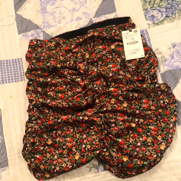 New Zara skirt light weight size L fits M - Picture 1 of 4